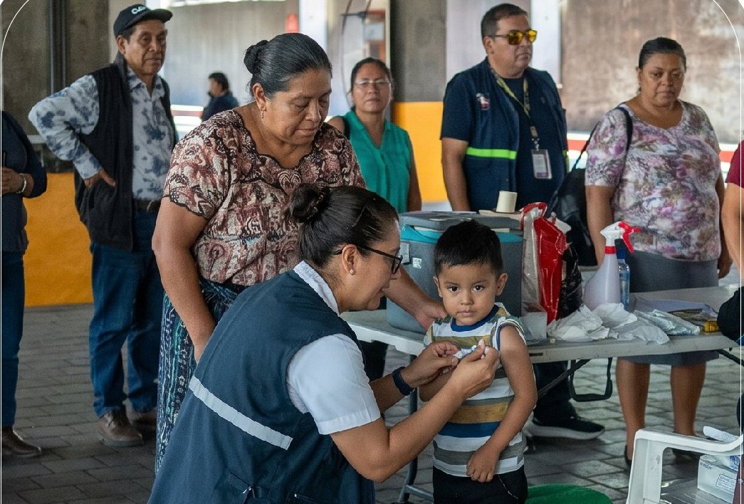 El Ministerio de Salud mantiene habilitados puestos de vacunación durante el fin de semana, en la Ciudad de Guatemala, Mixco y San Juan Sacatepéquez.