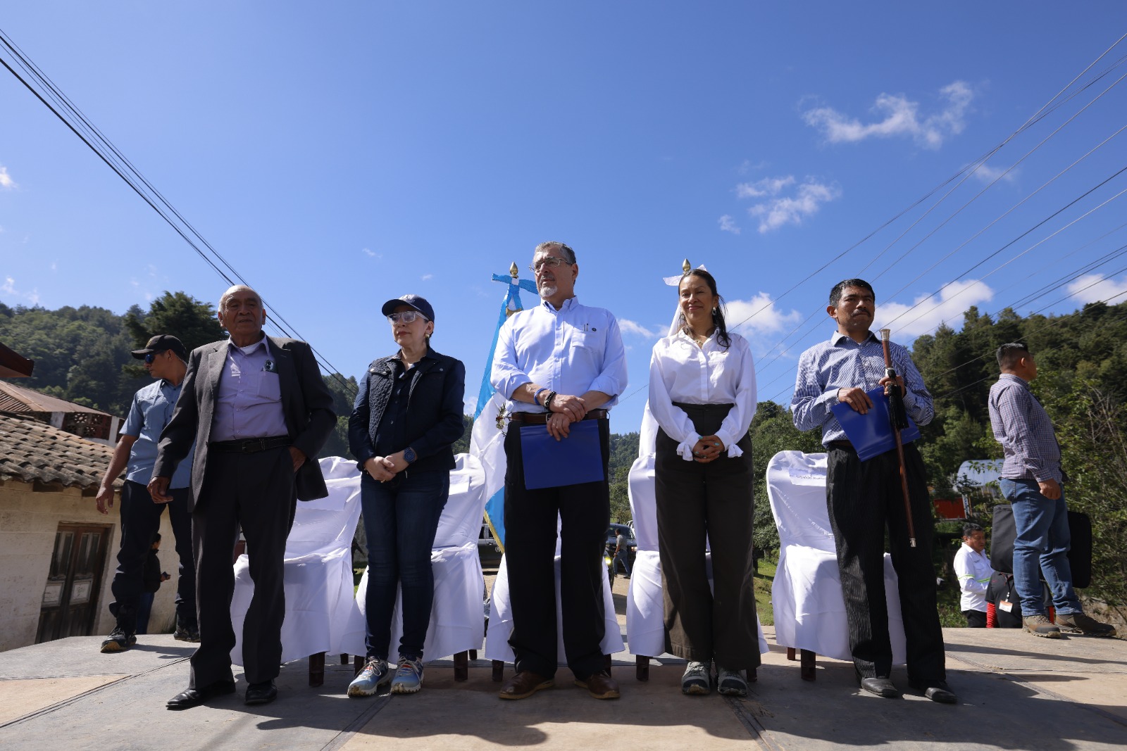 Presidente y autoridades visitan el inicio de los trabajos de pavimentación en San Carlos Sija, Quetzaltenango. (Foto: Gilber García)