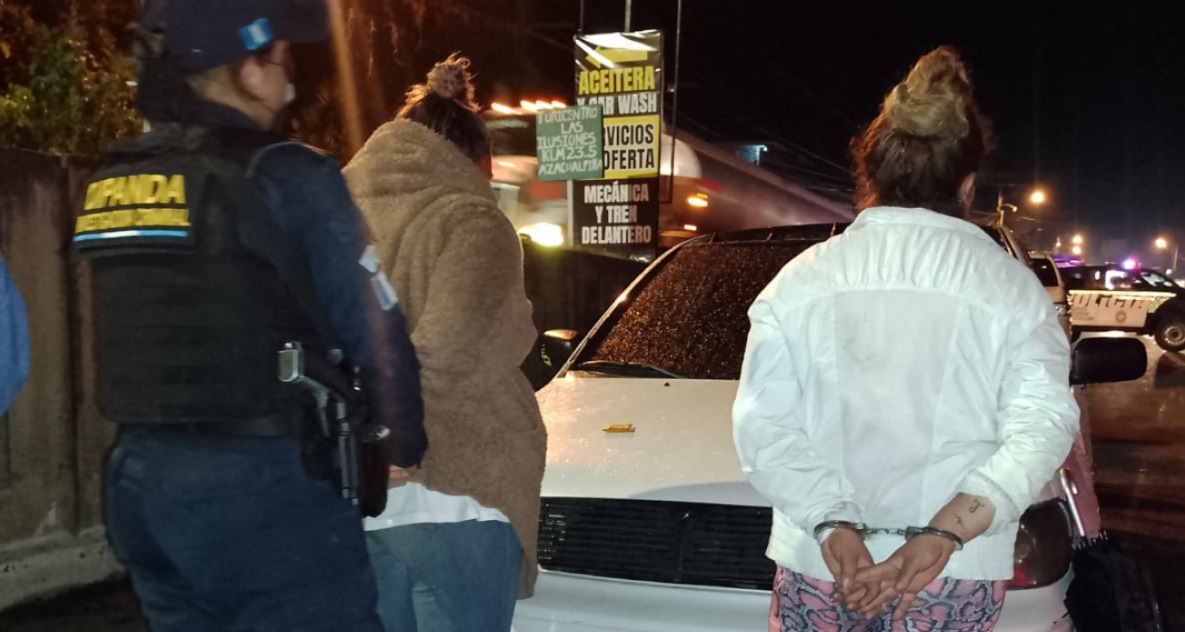 Las detenidas fueron identificadas como Alisson N, de 31 años, y Katherine N, de 35 años. / Foto: PNC