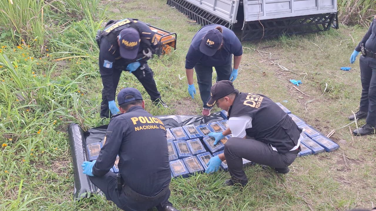 PNC decomisa 72 paquetes de cocaína ocultos en camión con doble fondo abandonado en Retalhuleu