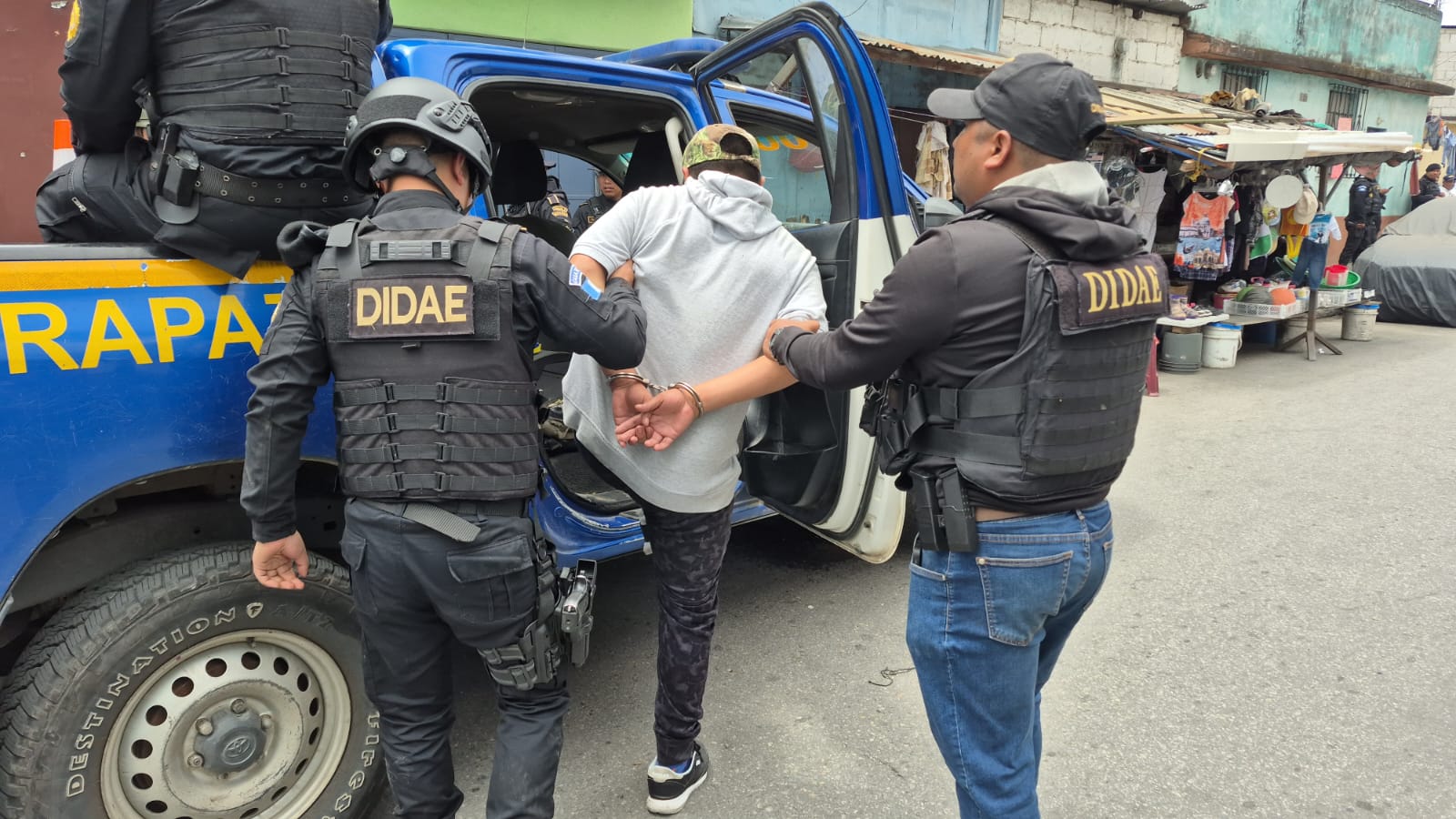 Allanamientos contra extorsiones en el barrio El Gallito dejan capturas y decomisos