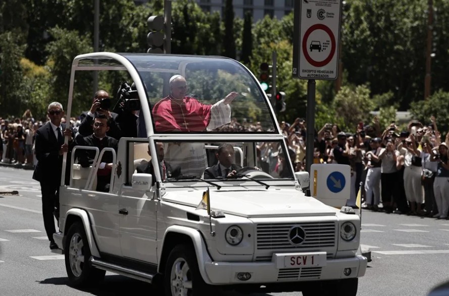 130 mil personas reciben al papa en las calles de Madrid en su primer día en España