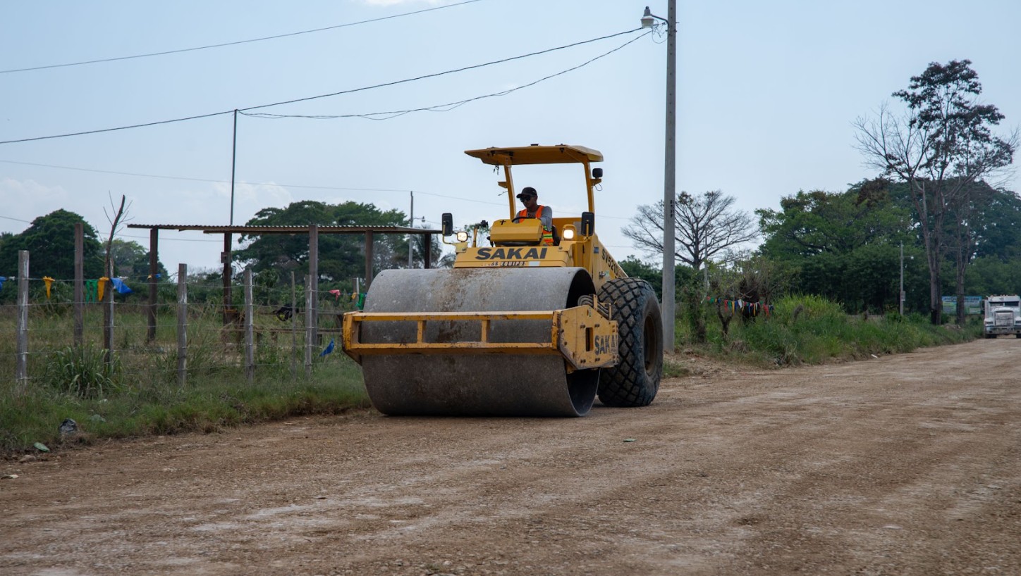 Dan seguimiento a trabajos de mantenimiento vial en ruta hacia San Luis, Petén