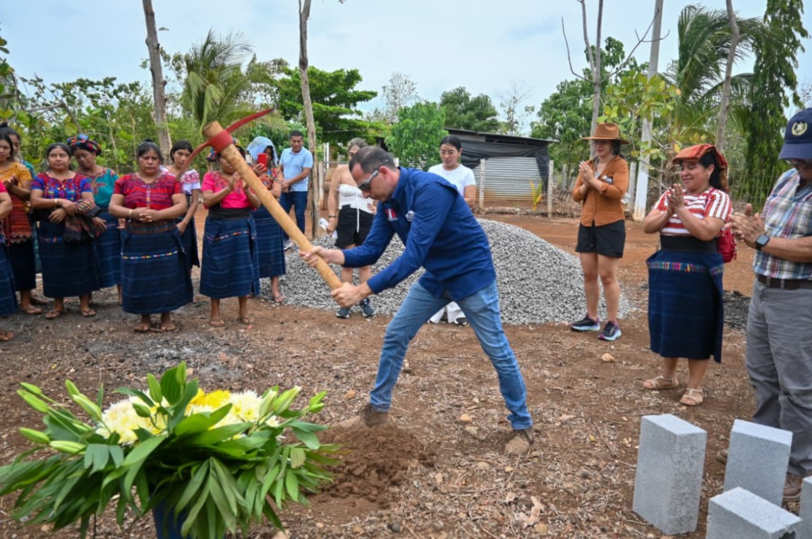 Colocan primera piedra de proyecto habitacional para familias de finca Mam Cajolá